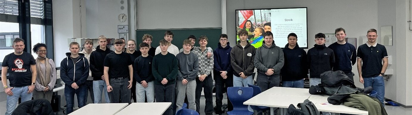 Vortragsteam der DGB-Jugend Niederbayern mit der Klasse Mec10b